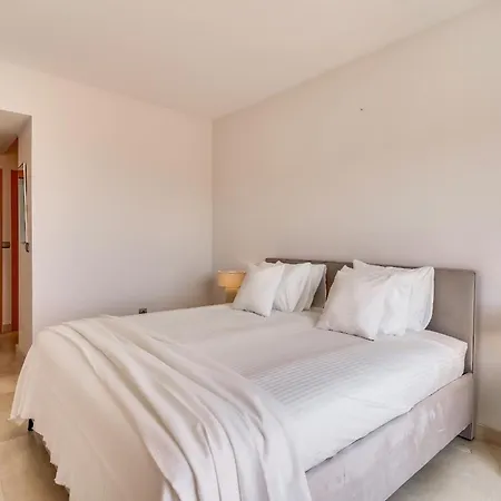 Stylish 2br - Shared Pools - Near Golf And The