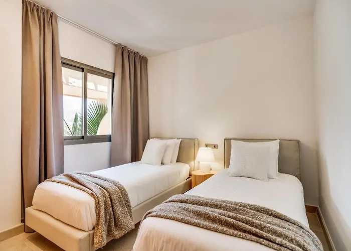 Stylish 2br - Shared Pools - Near Golf And The Apartman